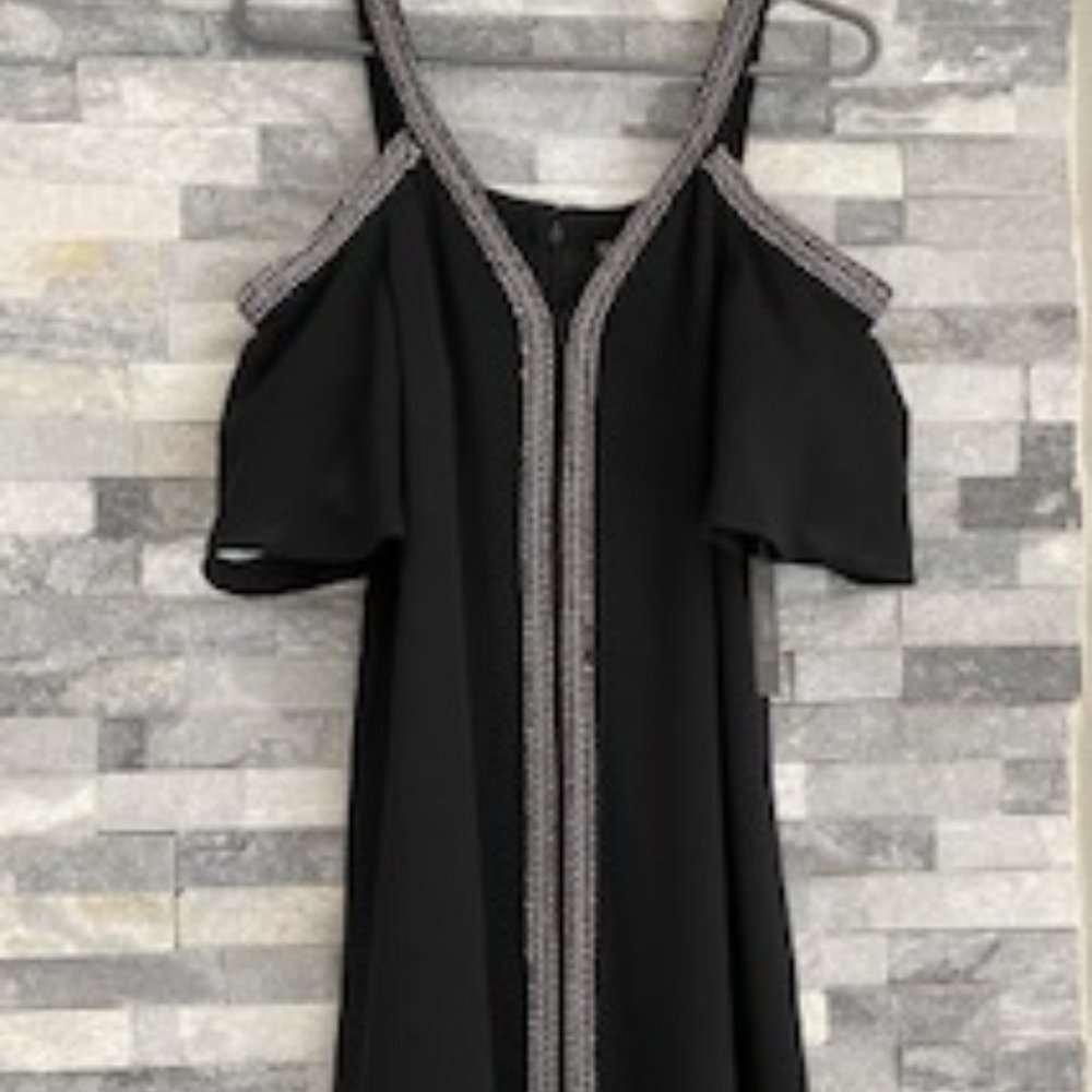 Vince Camuto black cold shoulder shift dress with woven trim (size 6P)